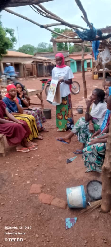 Causerie éducative réaliser par le structure des jeunes filles adolescents avec leurs pairs dans un atelier de couture pour l'abandon de MGF et mariage enfants .