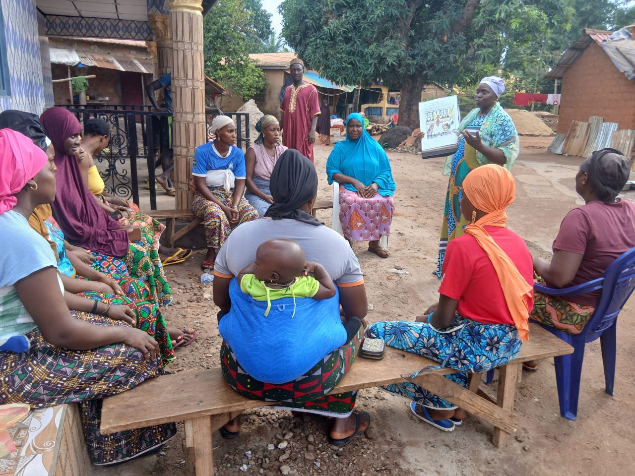 Tenue d'une séance de causerie éducative par le CLEF du district de rembalai avec les femmes  pour l'abandon des MGF et mariage d'enfant.